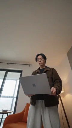 Primer cuadro, sosteniendo la computadora portátil.